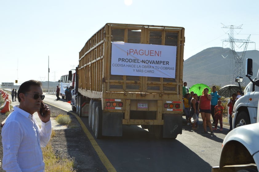 Ejidatarios de San Juan de Villanueva, en el municipio de Viesca, acompañados de representantes de empresas subcontratadas en la construcción del Parque Solar, se manifestaron hoy miércoles por la tarde, acusan corrupción y fraude en el proyecto.