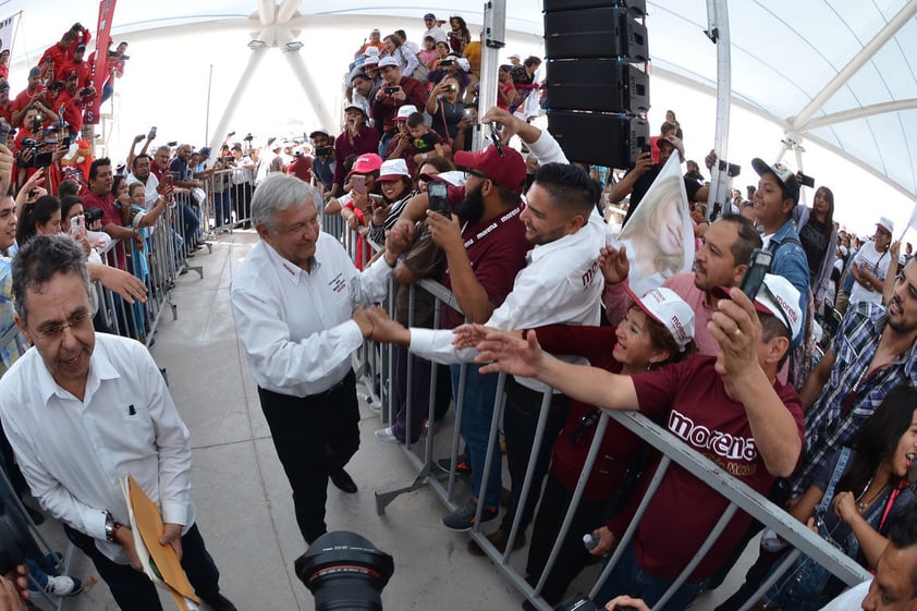 Asimismo, señaló que el ultimo reporte de las encuestas da a la Colación Juntos Haremos Historia 20 puntos de ventaja, ventaja que aseguró también se mantiene en la Comarca Lagunera de Coahuila y Durango.