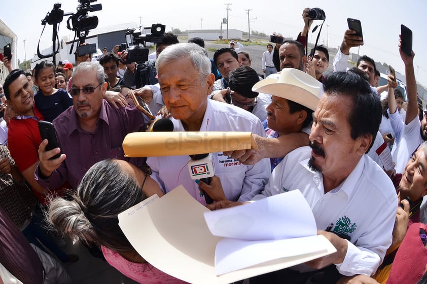 Al final del evento las miles de personas ahí presentes entonaron el Himno Nacional y lanzaron porras al candidato presidencial quien así concluyó su visita a la región.