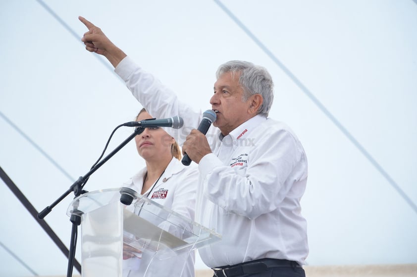 Luego de estar en campaña en San Pedro, Coahuila, López Obrador se trasladó a Gómez Palacio, Durango para continuar con la misma.