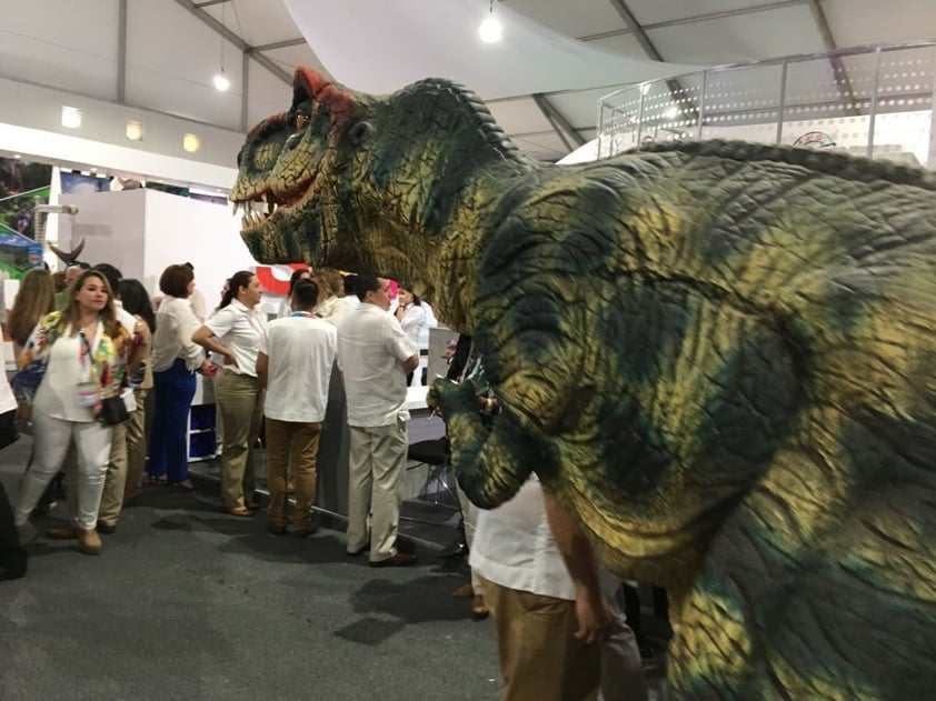 El stand de Coahuila sigue encantando con su dinosaurio, así como por la degustación de bebidas y dulces del Pueblo Mágico de Parras.