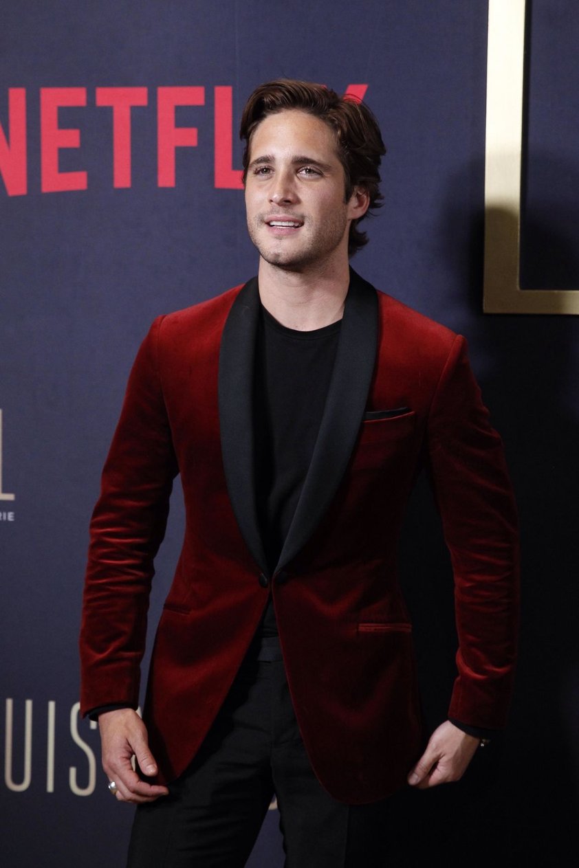 Recientemente el actor mexicano Diego Boneta admitió que para protagonizar "Luis Miguel. La Serie" se obsesionó tanto con "El Sol" que terminó por convertirse en él, a tal grado de no reconocerse como sí mismo frente al espejo. (Diego Boneta será Luis Miguel)