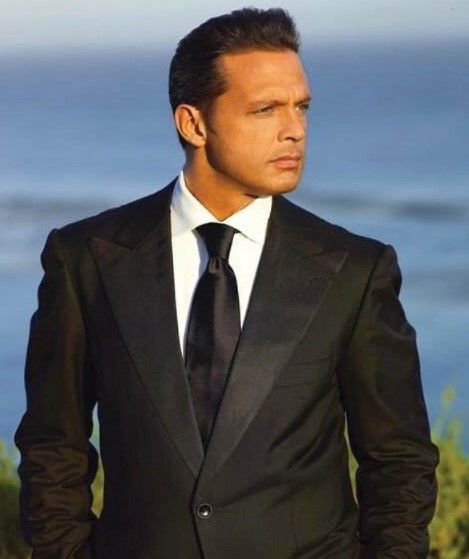 En ese mismo año sale a la venta ‘No culpes a la noche’. El álbum ‘Luis Miguel’ fue estrenado a nivel mundial el 14 de septiembre de 2010. En 2011 con su Tour y su álbum Labios de Miel, Luis Miguel alcanza un nuevo récord con 200 conciertos en el Auditorio Nacional de la ciudad de México, logra convertirse en el artista con más presentaciones en toda la historia de este recinto.