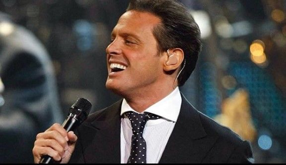 Durante la presentación de su disco `Navidades Luis Miguel´ sorprendió a todos al hablar sobre su entonces próxima paternidad, producto de su relación con Aracely Arámbula. “Pues, de una vez, ¿no? Sí, si es niño, se llamará Miguel”, sin más declaró.