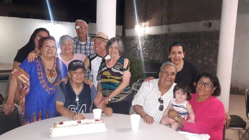 26042018 Familia Flores disfrutando de una fiesta.