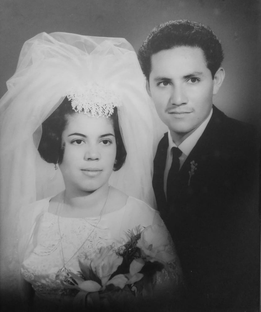 29042018 Dr. Óscar Piña García y Profra. María Elena Sánchez Pérez el día de su boda el 30 de abril de 1967 en la
voluntad de Dios. Celebran en compañía de sus hijos, Claudia Elena, Óscar, Jesús Roberto, Jaime y Margarita
Nohemí.