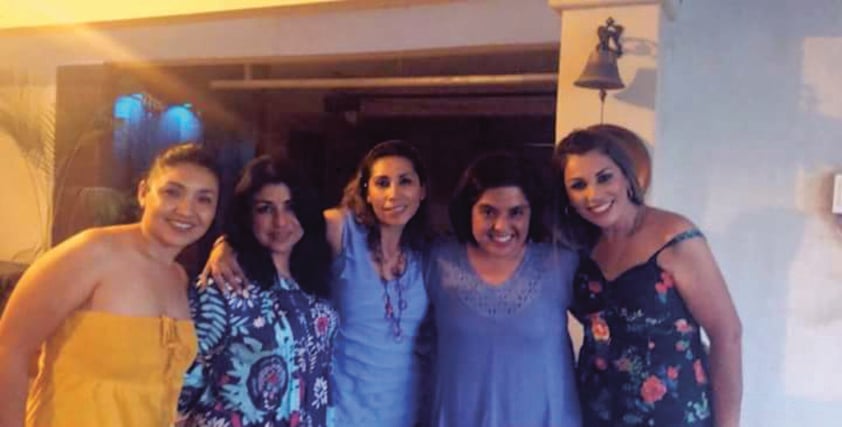 Hayde Lavenant, Elisa Arredondo, Gabriela de Moreno, Carmen de los Santos y Edith
Ibarra celebrando el cumpleaños de Gabriela Ceballos.