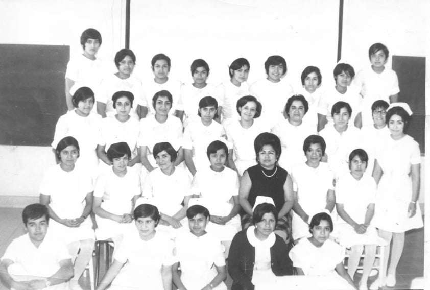 06052018 Estudiantes de Enfermeri­a de la Cruz Roja en 1972.