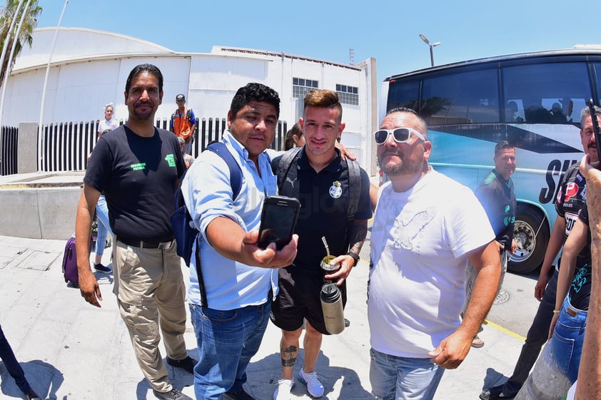 Al tiempo que llegaron, jugadores del equipo, entre ellos Lozano, tuvieron tiempo para tomarse fotos con la afición.