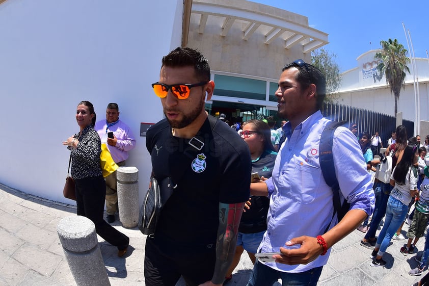 El guardameta Jonathan Orozco camina rumbo al autobús que los llevará al Estadio Corona.