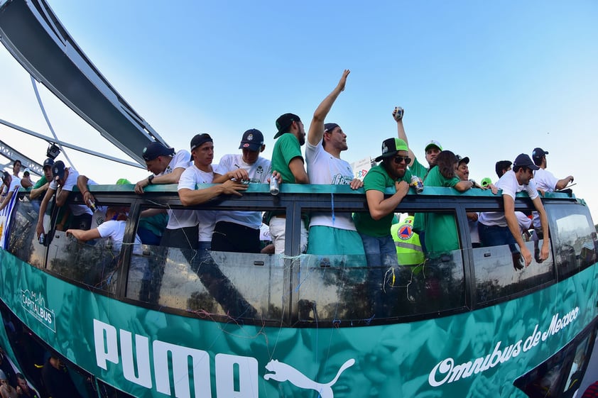 Santos Laguna celebró por las calles.