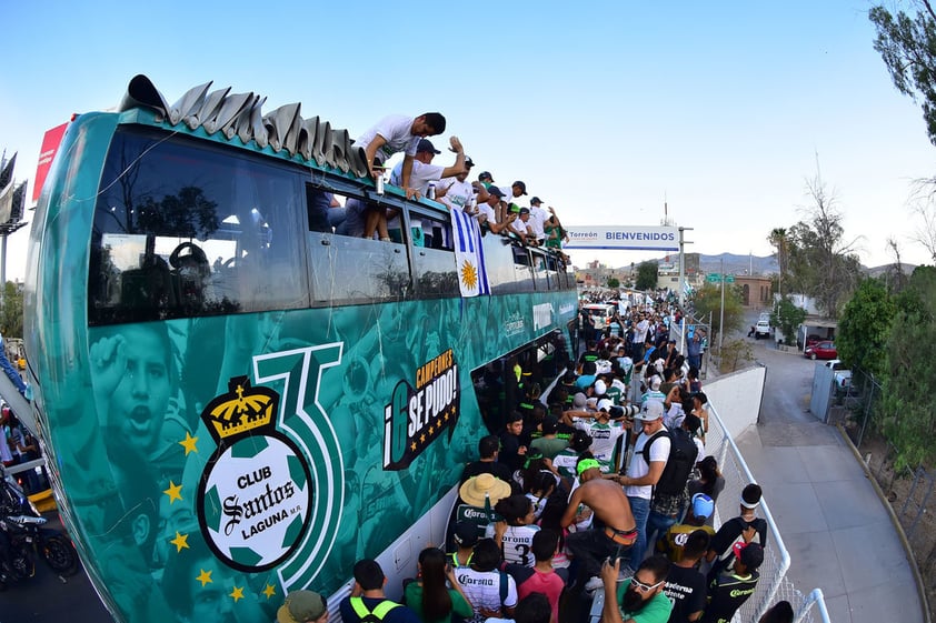 Los aficionados, que no paraban de apoyar, caminaron a la par de los Guerreros que iban en lo alto del autobús con el escudo de 6 estrellas.