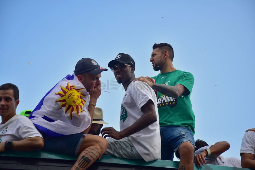 El campeón de goleo, Djaniny Tavares, junto a Jonathan Rodríguez y el arquero Jonathan Orozco.