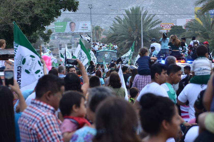 Las banderas y los cánticos de la afición se escucharon por todo el trayecto.