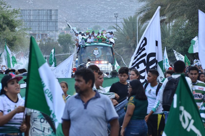 De acuerdo a Protección Civil, en toda la Comarca Lagunera, la asistencia al desfile fue de aproximadamente 500 mil personas.