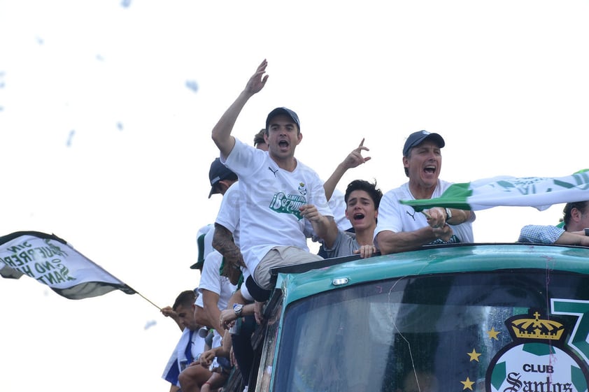 A la par de los aficionados, también el equipo cantó.