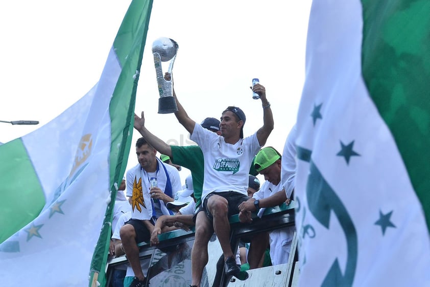 Desde el camión de los Guerreros, el ambiente fue de fiesta.