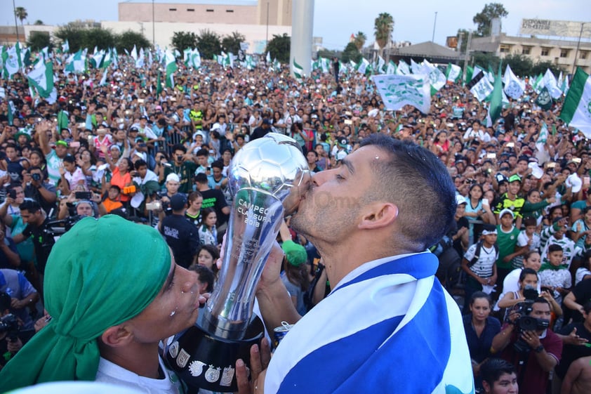 El trofeo representa en su diseño, el pico del águila real sosteniendo un balón.