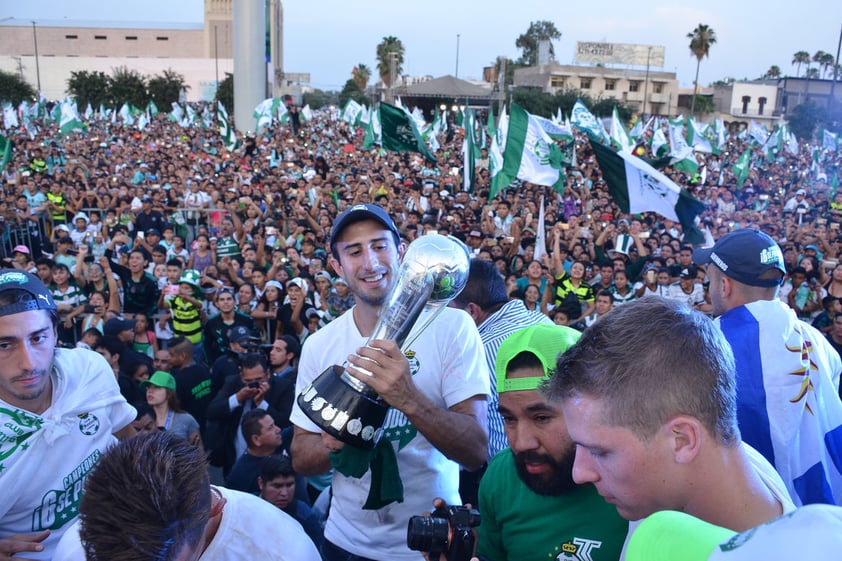 "El Cali" Izquierdoz contempla el trofeo del futbol mexicano.