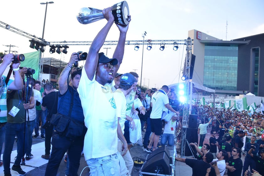 Djaniny Tavares, visiblemente emocionado, muestra a la afición congregada en la Plaza Mayor el trofeo de la Liga.