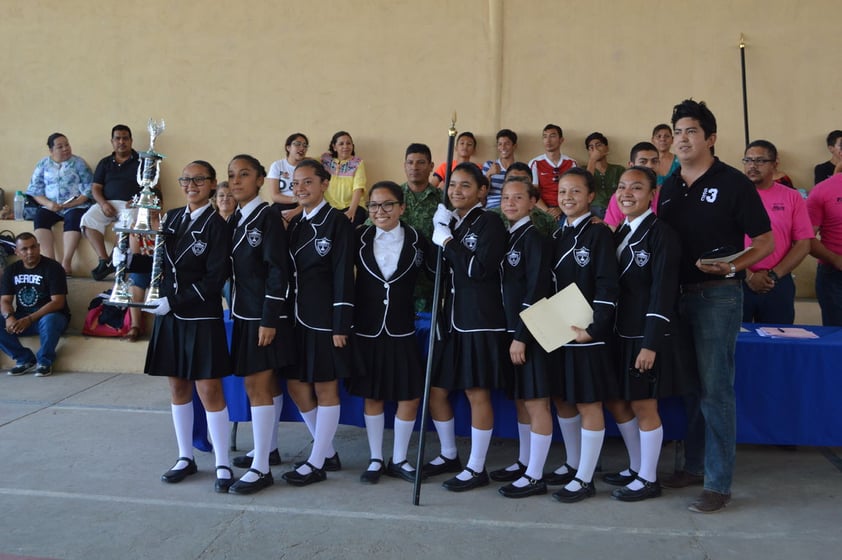 07062018 Alumnas de reconocido plantel educativo de la región.