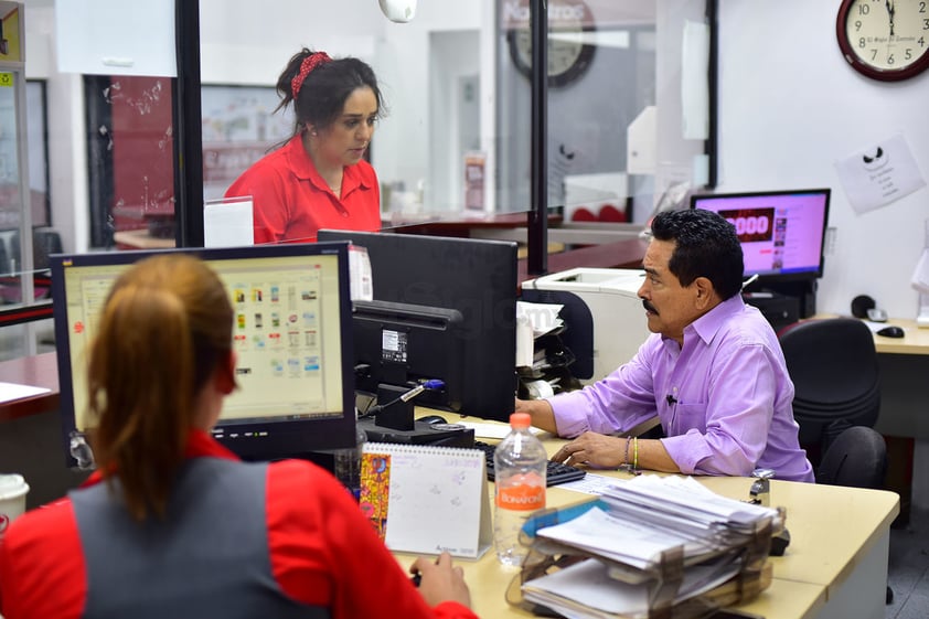 Nada cansado, Lorenzo se trasladó al departamento de anuncios. Recibió instrucciones de cómo vender desplegados y clasificados. Atendió a una chica, quien le agradeció su orientación.