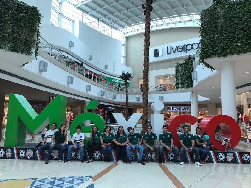 La familia Estrada disfrutó el partido del partido de México en monterrey.