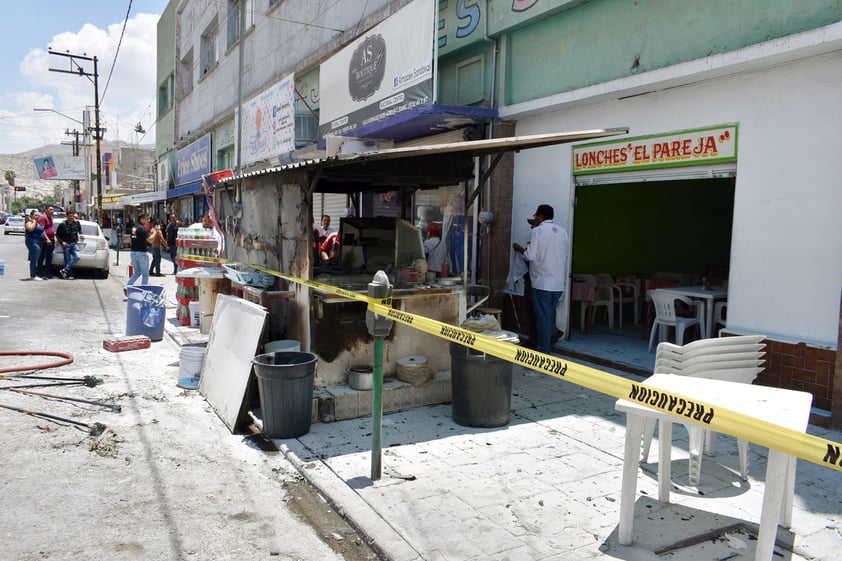 Una explosión en una instalación de gas, consumió un local de lonches en sector Centro de Torreón.