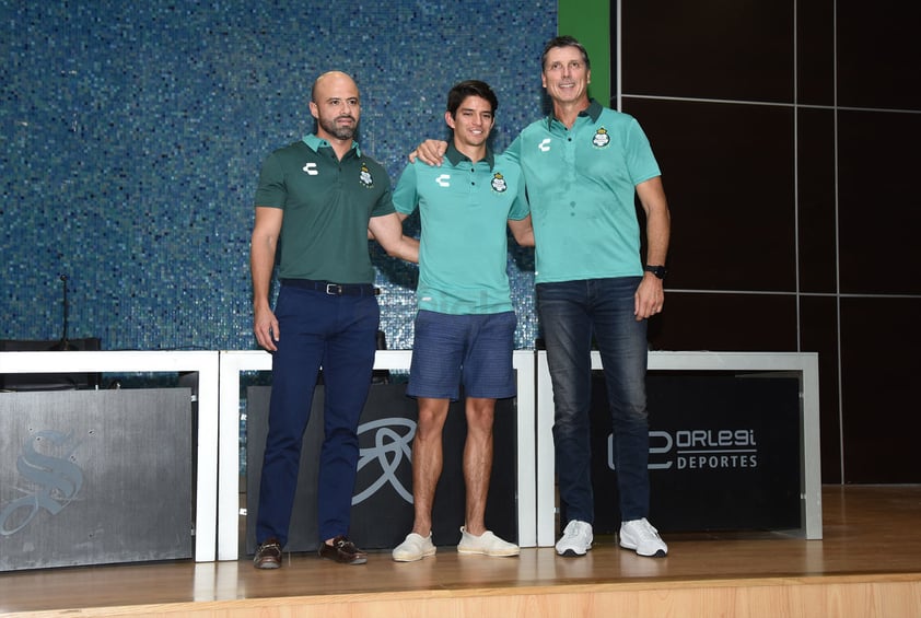 Robert Dante Siboldi, técnico de los albiverdes y Dante Elizalde, representante legal del club, le dieron la bienvenida a Carlos Emilio, que fue campeón con los Guerreros en el Clausura 2015 bajo las órdenes del portugués Pedro Caixinha.