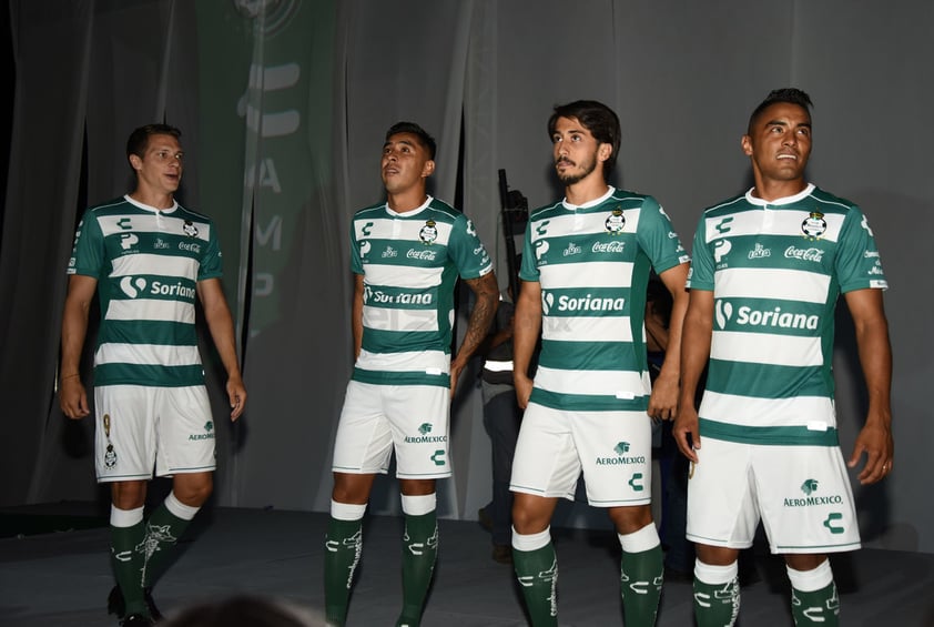 De la mano de Charly Futbol, los Guerreros presentaron su tradicional uniforme albiverde.