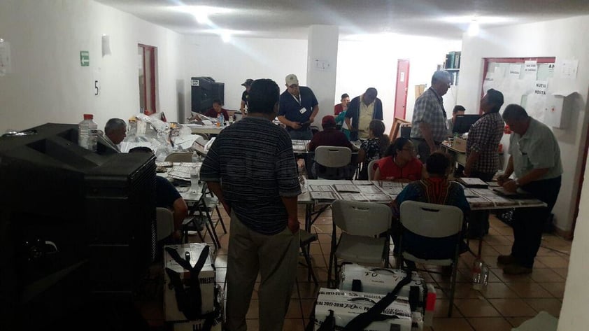 Las mesas y sillas que se habían instalado en el estacionamiento las acomodaron en la bodega, trabajando entre algunas tarimas y algunos otros aparatos.