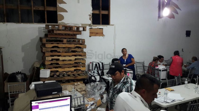 Las mesas y sillas que se habían instalado en el estacionamiento las acomodaron en la bodega, trabajando entre algunas tarimas y algunos otros aparatos.