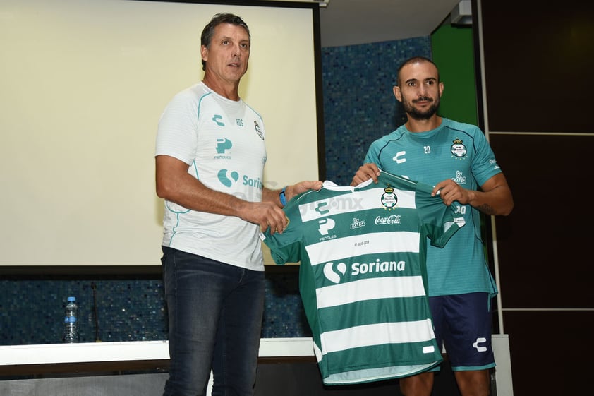 Robert Dante Siboldi, el estratega de los Guerreros, fue el encargado de darle la bienvenida al club, además de entregarle el jersey albiverde de juego.