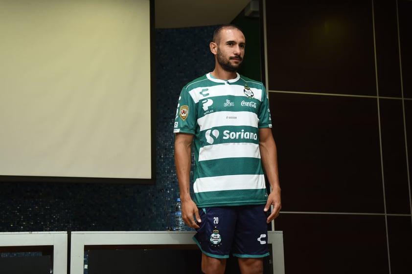 Previo a su viaje a Estados Unidos, Santos Laguna presentó a Alejandro Castro, otro de sus refuerzos para el Apertura 2018 de la Liga MX, donde buscarán el bicampeonato.