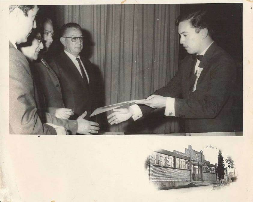 22072018 Octubre de 1967. En la ceremonia de entrega de cartas de pasante de la entonces Escuela de Jurisprudencia de la Universidad
de Coahuila, el hoy Dr. en Derecho, Jesús G. Sotomayor Garza, recibe
el documento por haber terminado sus estudios de derecho
de parte del director de la institución, Lic. Arturo Ruiz Higuera.