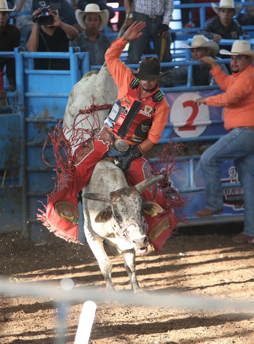 En la monta de toros, en la división juvenil la golria fue para Johan Puentes de Agauscalientes, en tanto que Luis Sánchez se adueñó de la segunda posición.