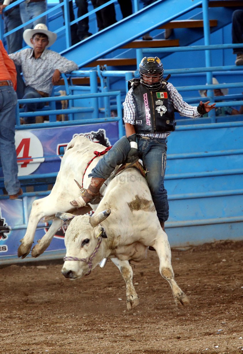 En la disicplina de la monta de caballos con pretal, las emocionies estuvieron fuertes y Héctor Montes se quedó con el campeonato del evento, mientras que Ever Luna fue el segundo lugar.