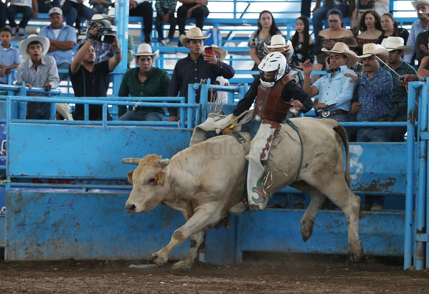 Mientras que por los locales de Durango, Raúl Salas sacó la casta y se adueñó de la tercera plaza, después de luchar por ocho segundos contra buenas bestias.