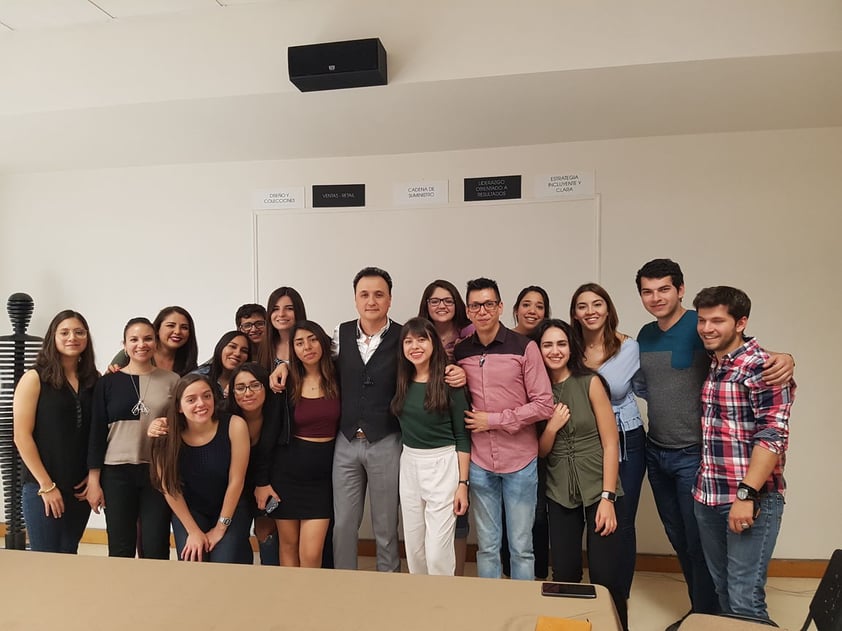 09082018 En las instalaciones de la empresa Lob junto al director, Marco Moreno, y los alumnos del Semestre i.