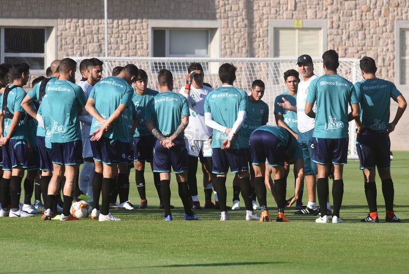 Todos los jugadores estuvieron atentos a las observaciones de su entrenador, el uruguayo Robert Dante Siboldi.