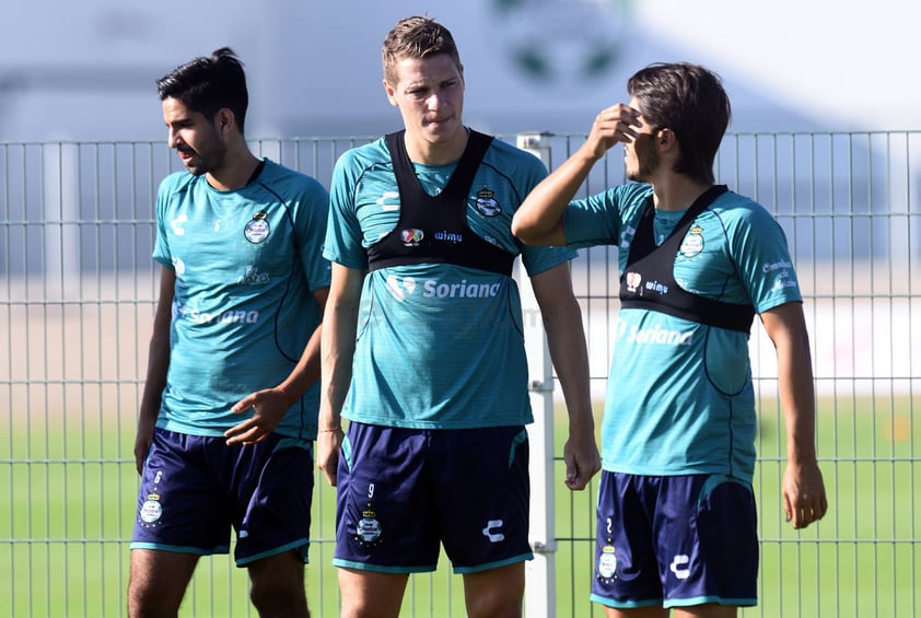 El capitán de Santos, Javier Abella, junto a Furch y de Buen.