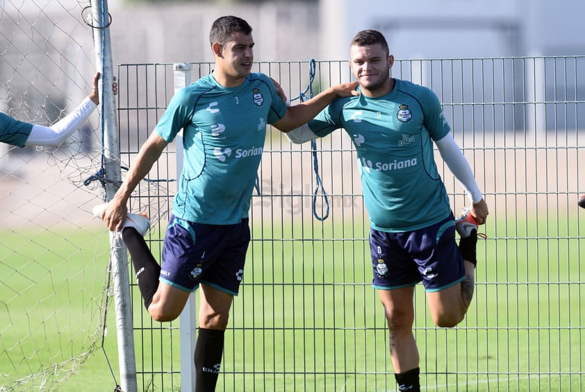 Los uruguayos Gerardo Alcoba y Jonathan Rodríguez durante la sesión matutina.