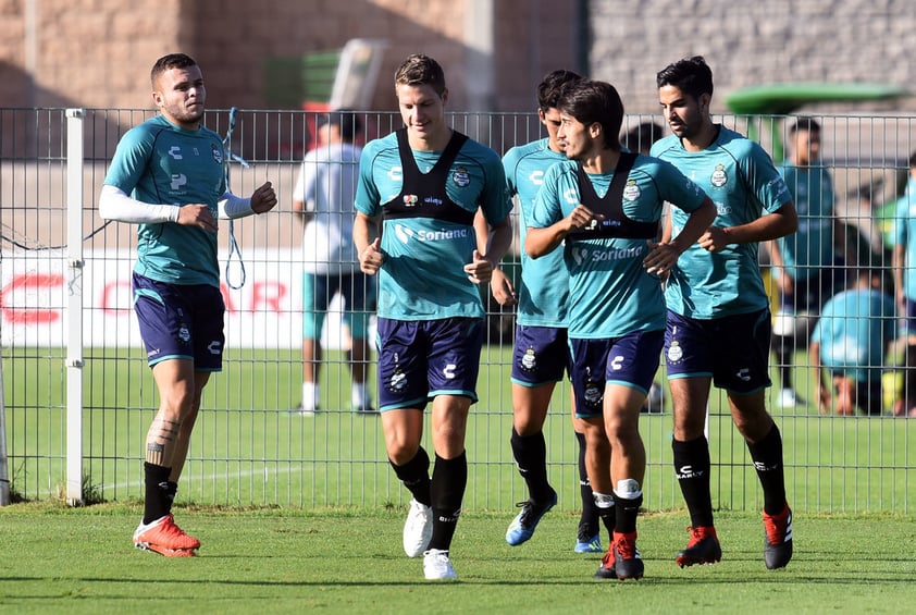 Los jugadores se mantienen en constante comunicación para realizar labores de calentamiento.