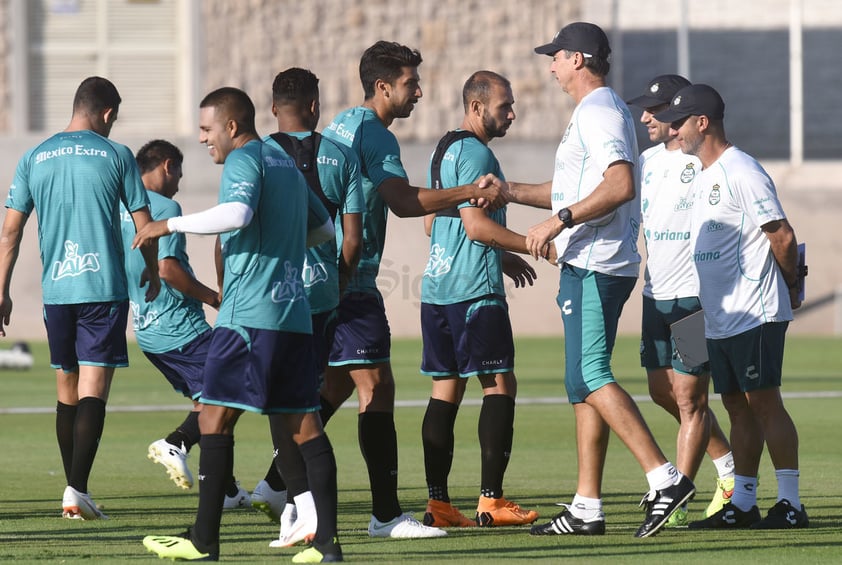 El técnico uruguayo daba algunas indicaciones a seguir previo al entrenamiento.