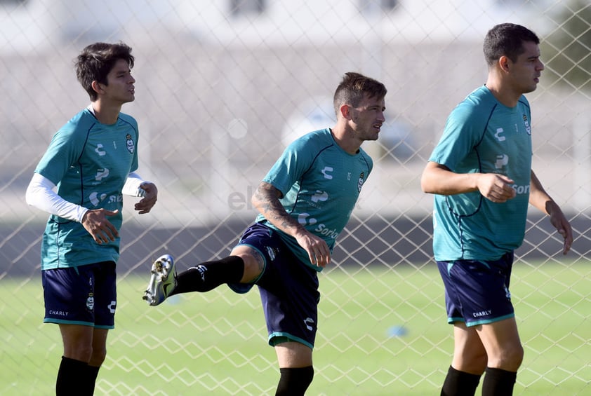 Estiramientos durante la sesión matutina de entrenamientos por parte de los jugadores laguneros.