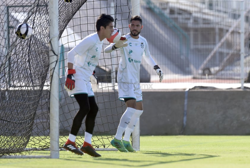 Los juveniles arqueros de Club Santos, Carlos Acevedo y Joel García.