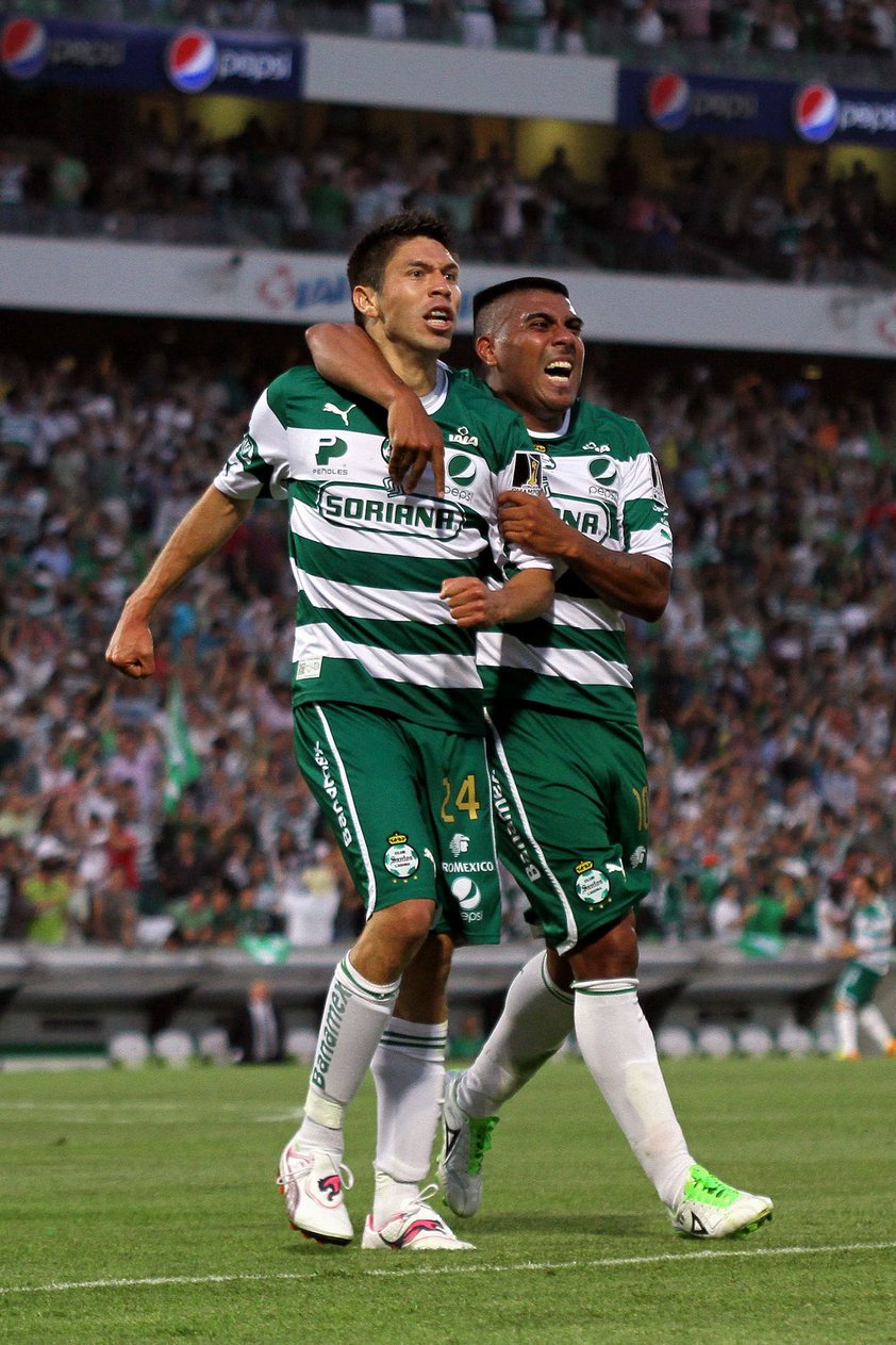 Daniel Luedueña festejando junto a Oribe Peralta.