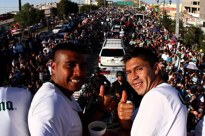 "Hachita" Ludueña junto a Oribe Peralta durante el festejo del cuarto campeonato de Santos Laguna.