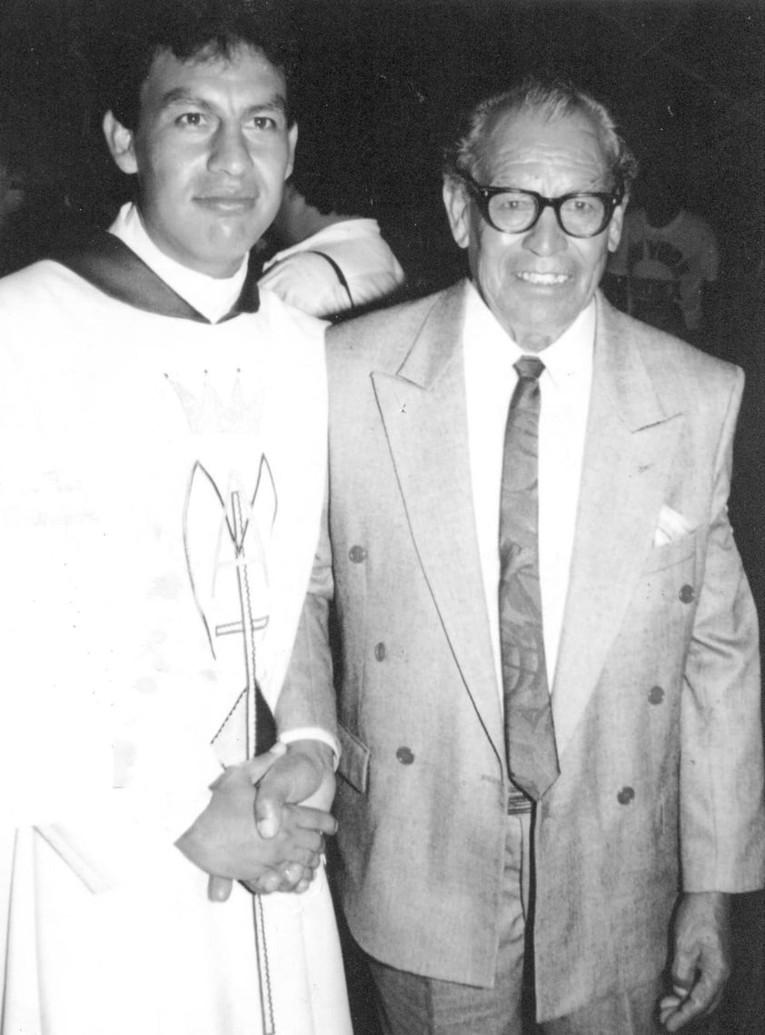 26082018 Sacerdote Alberto de la O Gutiérrez. Lo acompaña su Sr. padre, Lino de la O, celebrando sus 25 años sacerdotales en Bermejillo,
Durango.