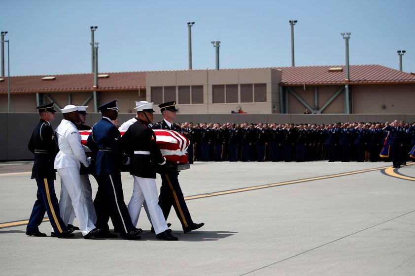 Según han informado medios estadounidense, para el funeral que se desarrollará el sábado en la catedral de Washington portarán el féretro del senador republicano el exvicepresidente demócrata Joe Biden, el exalcalde de Nueva York Michael Bloomberg, el actor Warren Beatty y el disidente ruso Vladímir Kara-Murza.